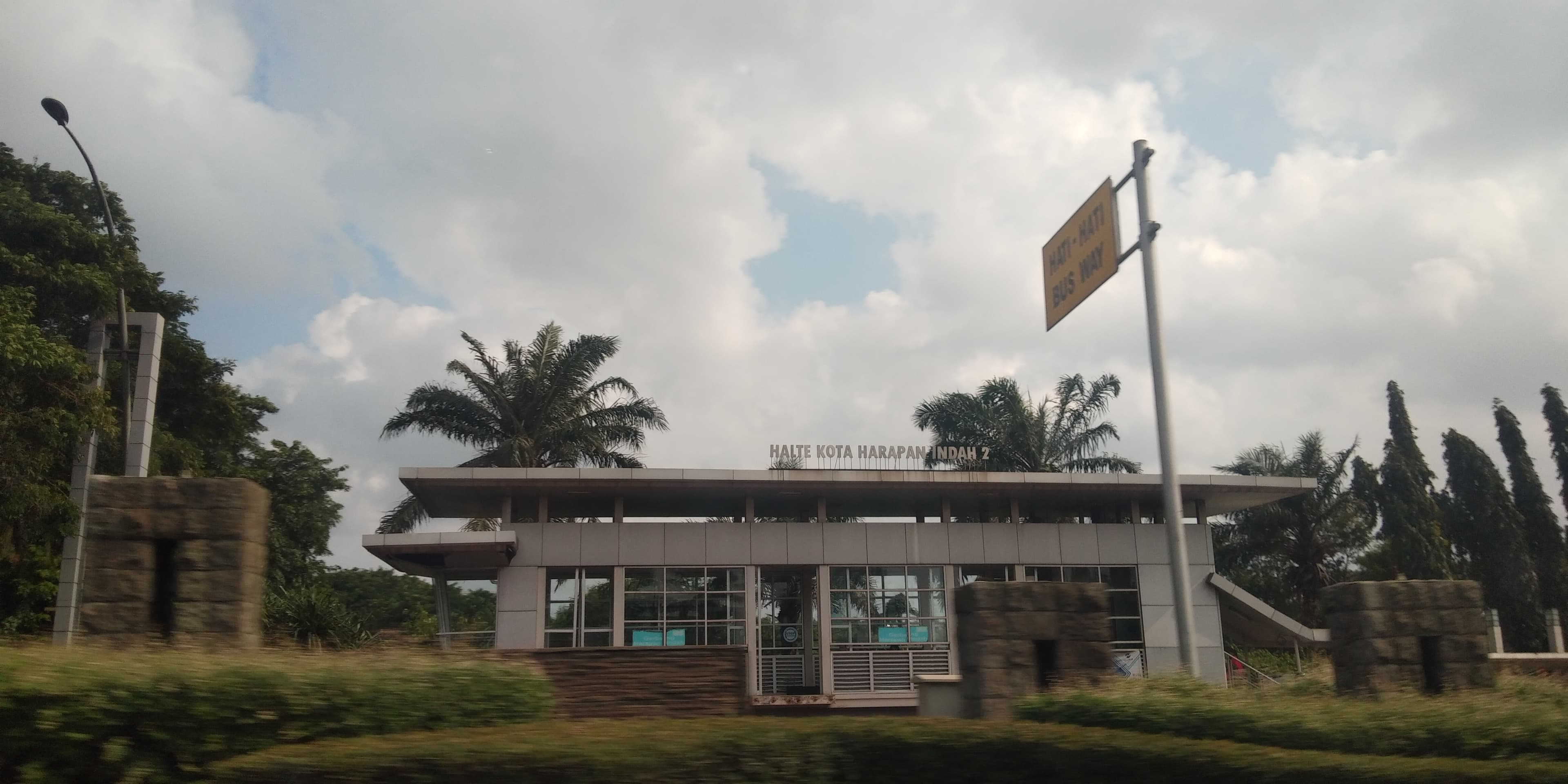 Halte Transjakarta Kota Harapan Indah