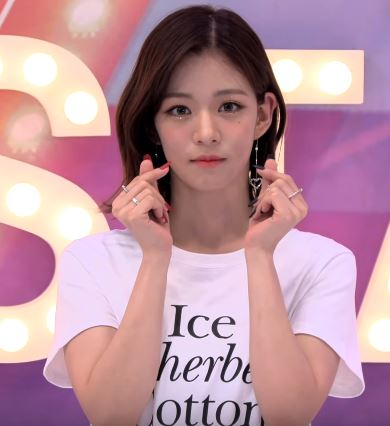 Lee Chae-young (penyanyi, kelahiran 2000)