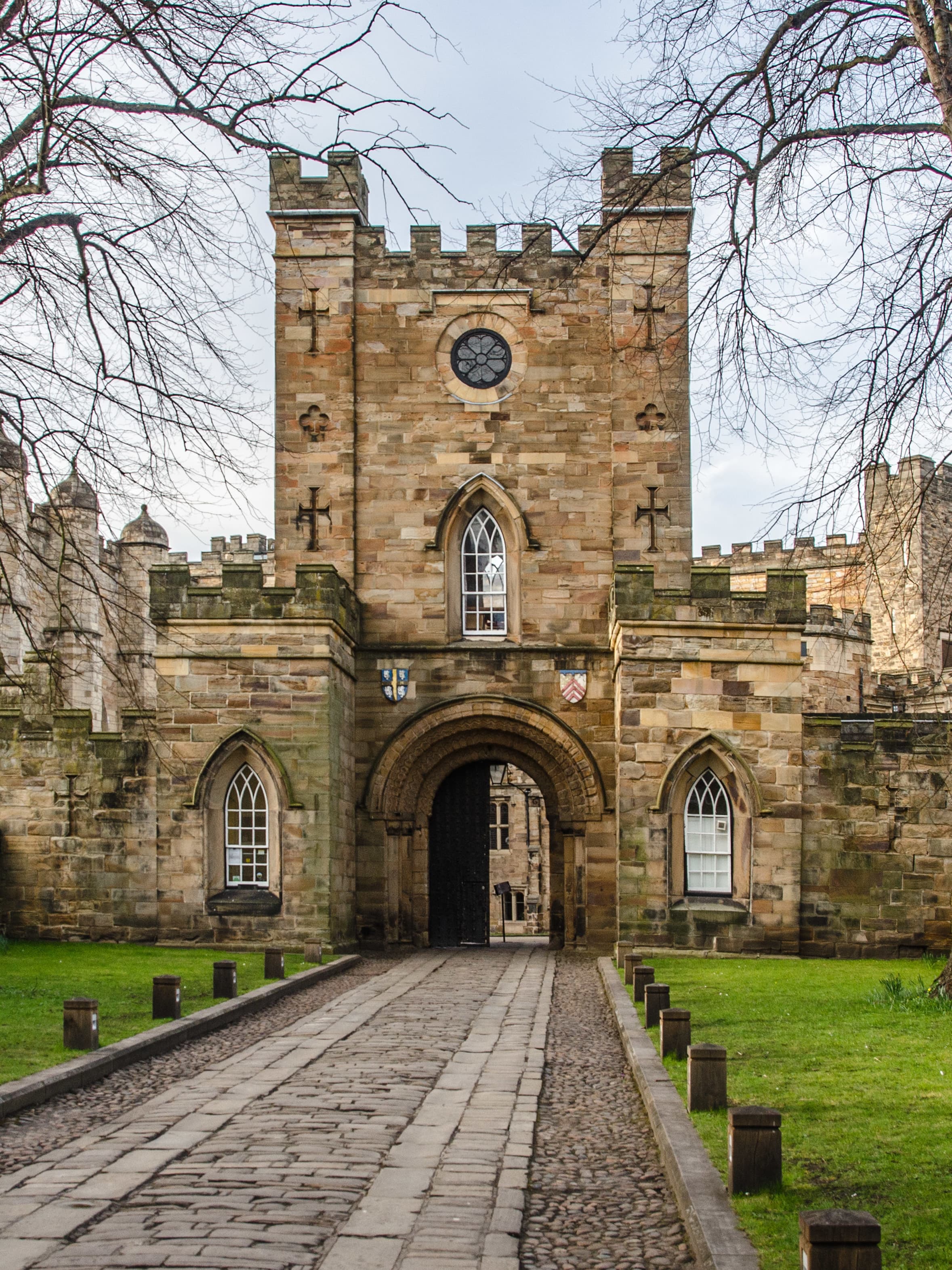 Perdebatan mengenai universitas tertua ketiga di Inggris Perdebatan mengenai universitas tertua ketiga di Inggris