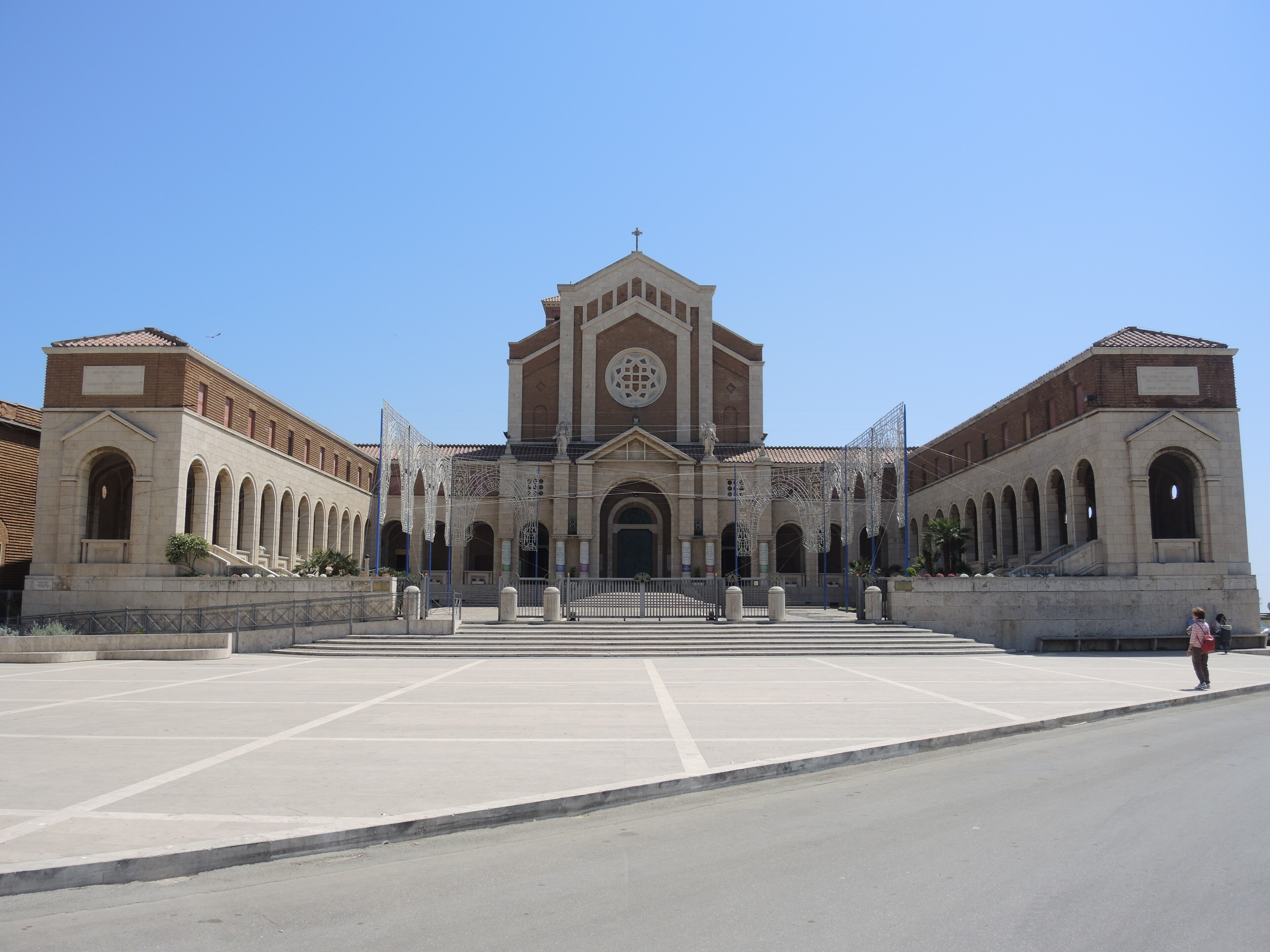 Basilika Tempat Ziarah Bunda dari Rahmat dan Santa Maria Goretti, Nettuno Basilika Tempat Ziarah Bunda dari Rahmat dan Santa Maria Goretti, Nettuno