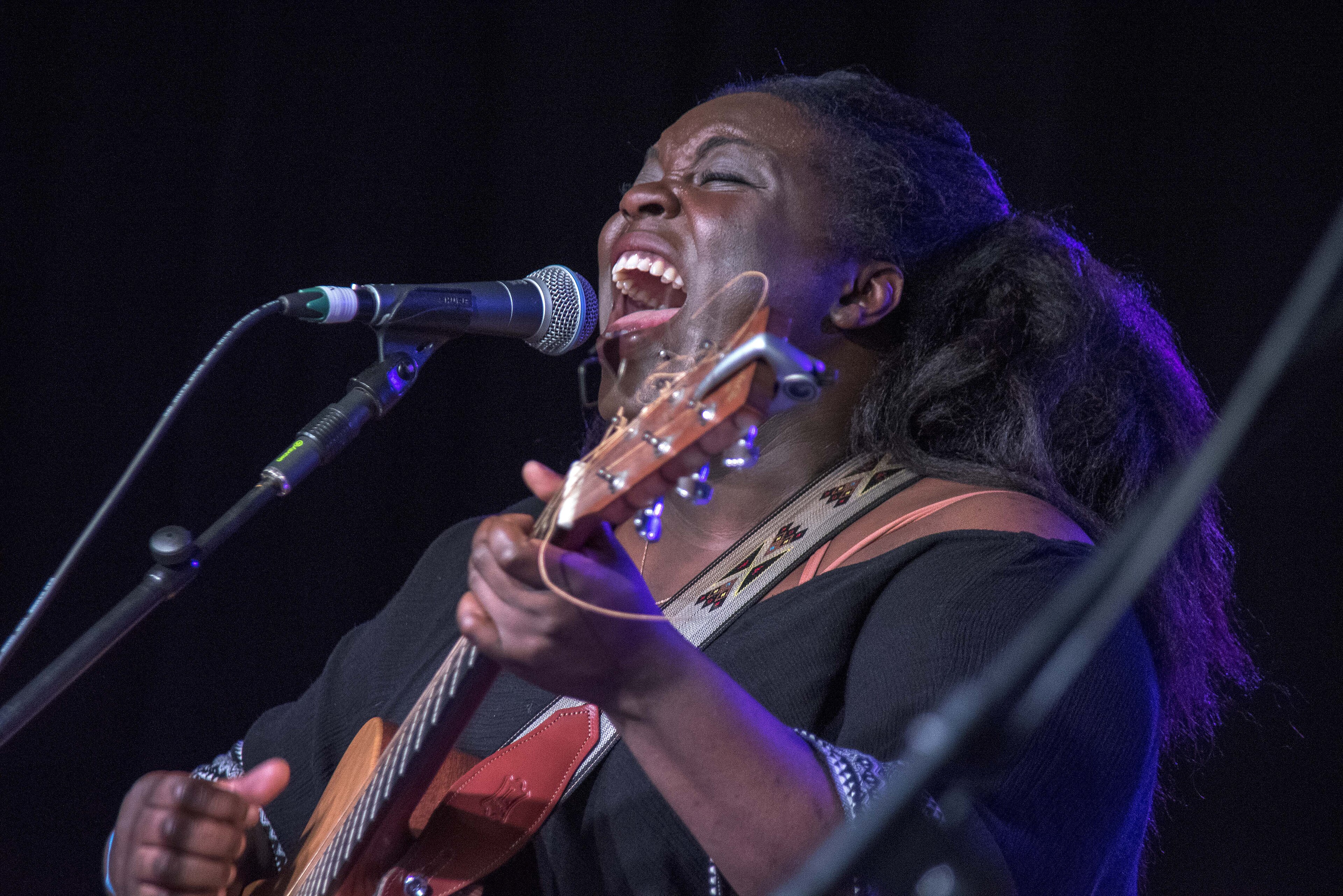 Yola (penyanyi) Yola (penyanyi)