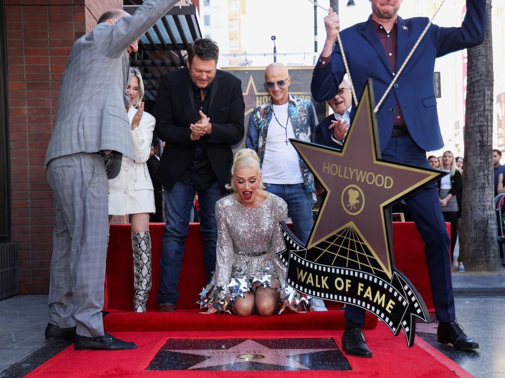 Miley Cyrus Meraih Bintang di Hollywood Walk of Fame, Gets Hollywood Walk of Fame [titlebase] Sebagai Penghargaan Atas Dedikasinya