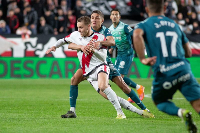 Pertarungan Sengit di La Liga: Alavés vs Rayo Vallecano Berakhir dengan Kemenangan Rayo