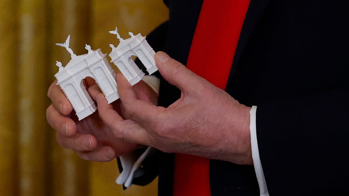 Trump's Arch Plan Disetujui: Sebuah Tanda Kekuasaan atau Keterlibatan Politik?
