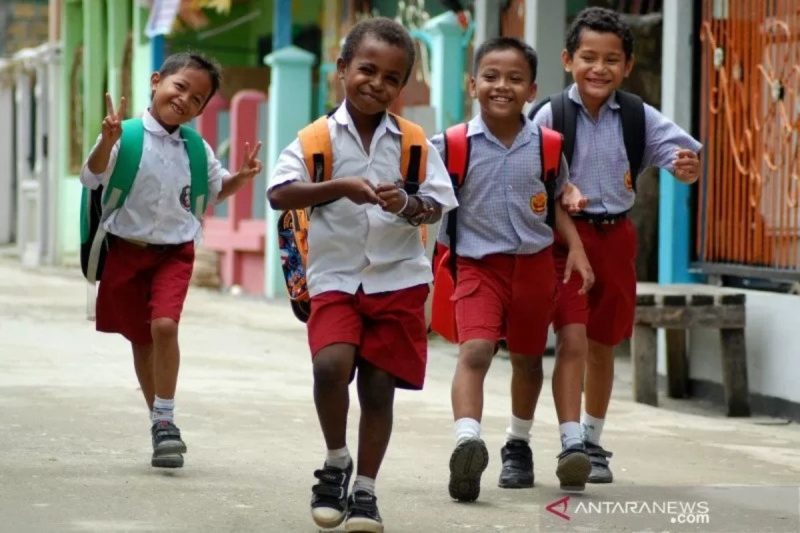 Anak-anak usia sekolah ikut pawai mendukung MBG, lihat itu: Ratusan Siswa Turun ke Jalan Dukung Program Makan Bergizi Gratis