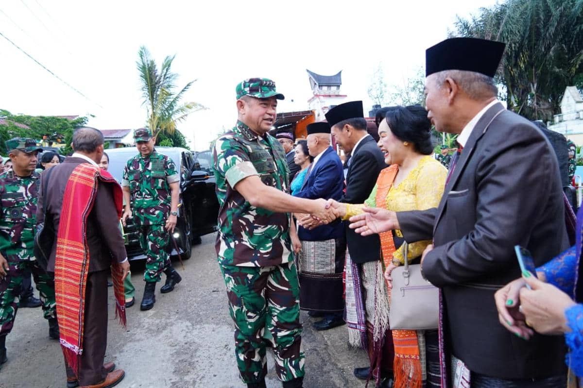 Kala KSAD Hadiri Acara Adat Keluarga Besar Simanjuntak di Balige: Menghargai Warisan Budaya dan Persaudaraan