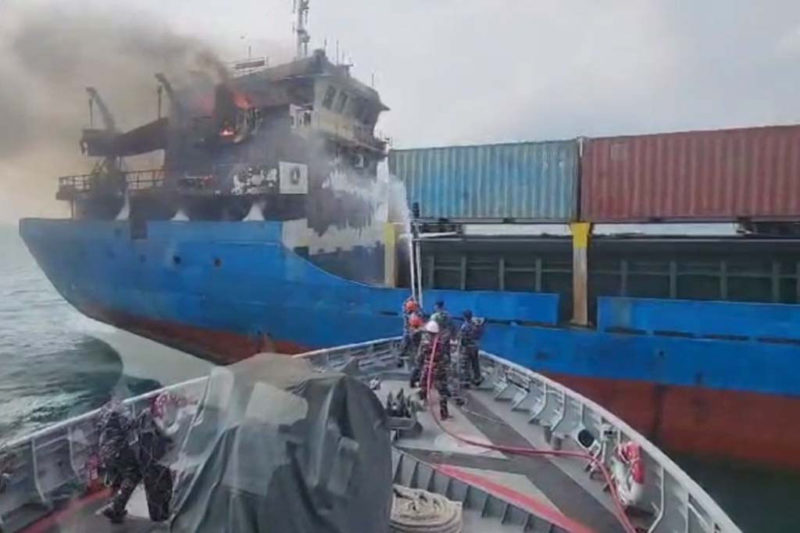 Kapal Kargo Tenggelam di Perairan Batam, Ratusan Kontainer Berserakan di Selat Malaka – Bencana Laut!