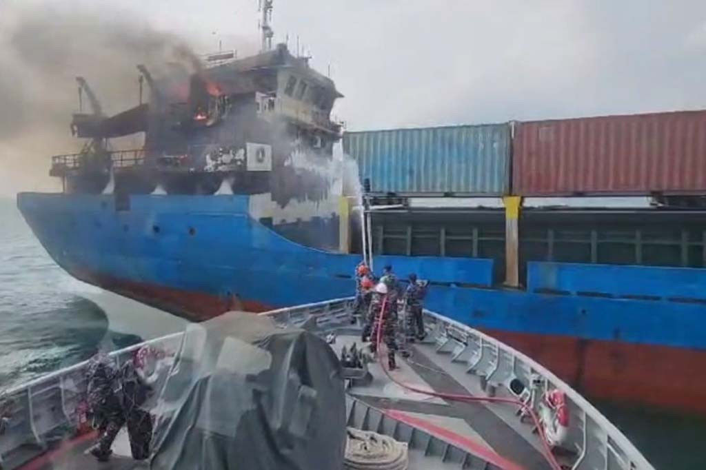 Kapal Kargo Tenggelam di Perairan Batam, Ratusan Kontainer Berserakan di Selat Malaka - Bencana Laut!