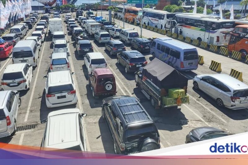 Massa Pendukung Hadang Rantis, Polisi Evakuasi Bupati Nonaktif Sudewa Setelah 1,5 Jam Tak Bisa Keluar dari Gedung Tipikor Semarang