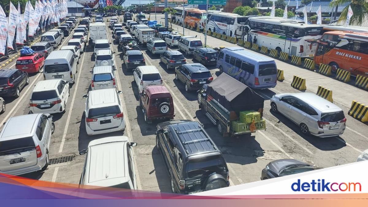 Massa Pendukung Hadang Rantis, Polisi Evakuasi Bupati Nonaktif Sudewa Setelah 1,5 Jam Tak Bisa Keluar dari Gedung Tipikor Semarang
