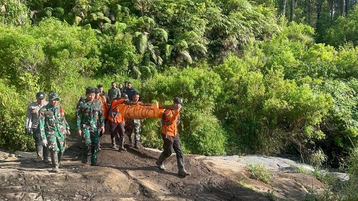 Mendaki Gunung Semeru Lewat Jalur Ilegal, Remaja 18 Tahun Jatuh ke Jurang 300 Meter