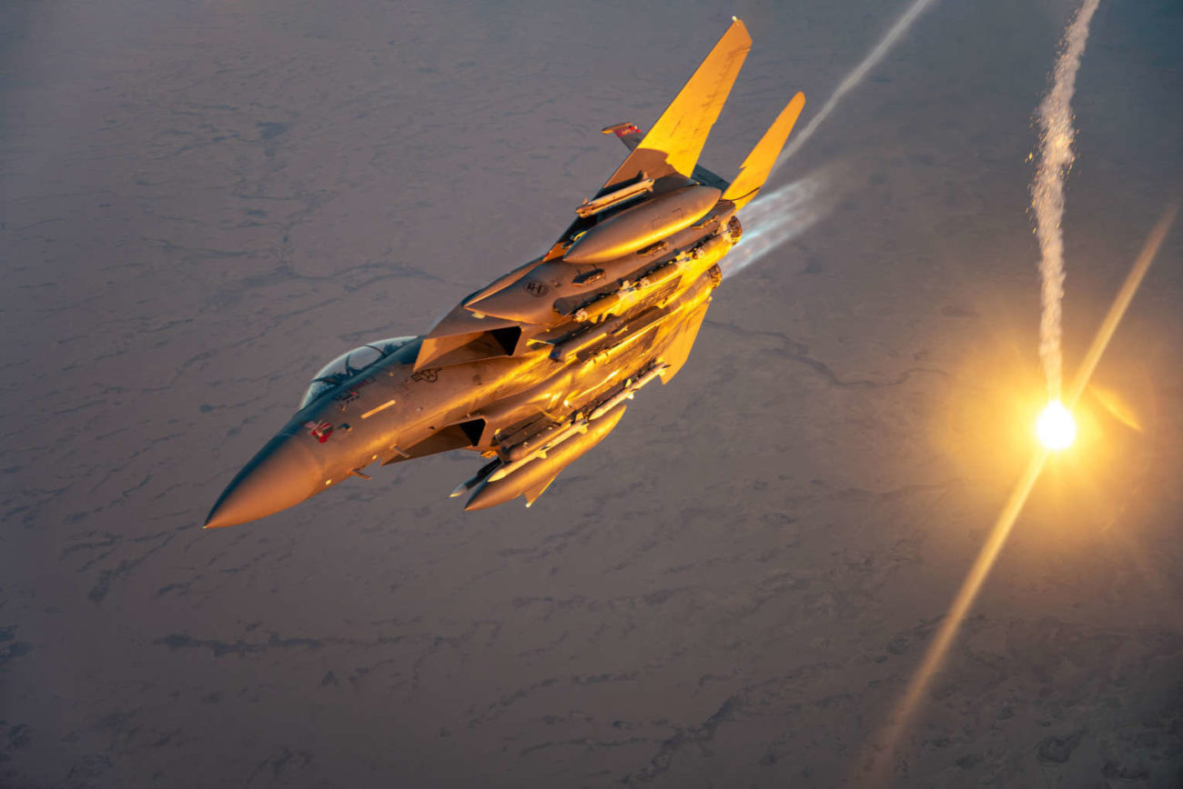 Pilot F-15 AS Kelabakan, IRGC Pakai Formasi Drone Ubur-Ubur Bak Alien Tembak Jatuh Jet Tempur Trump