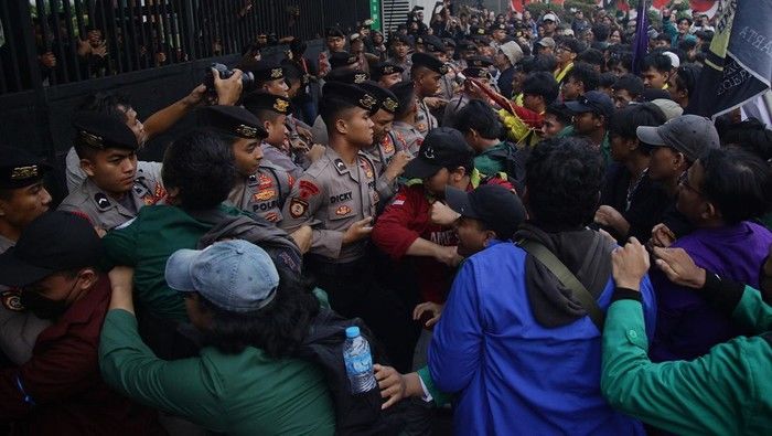 Polisi Cegat Bus Mahasiswa UI yang Hendak Demo di Bundaran HI, Dihadapkan pada Pilihan Menuju Gedung DPR RI