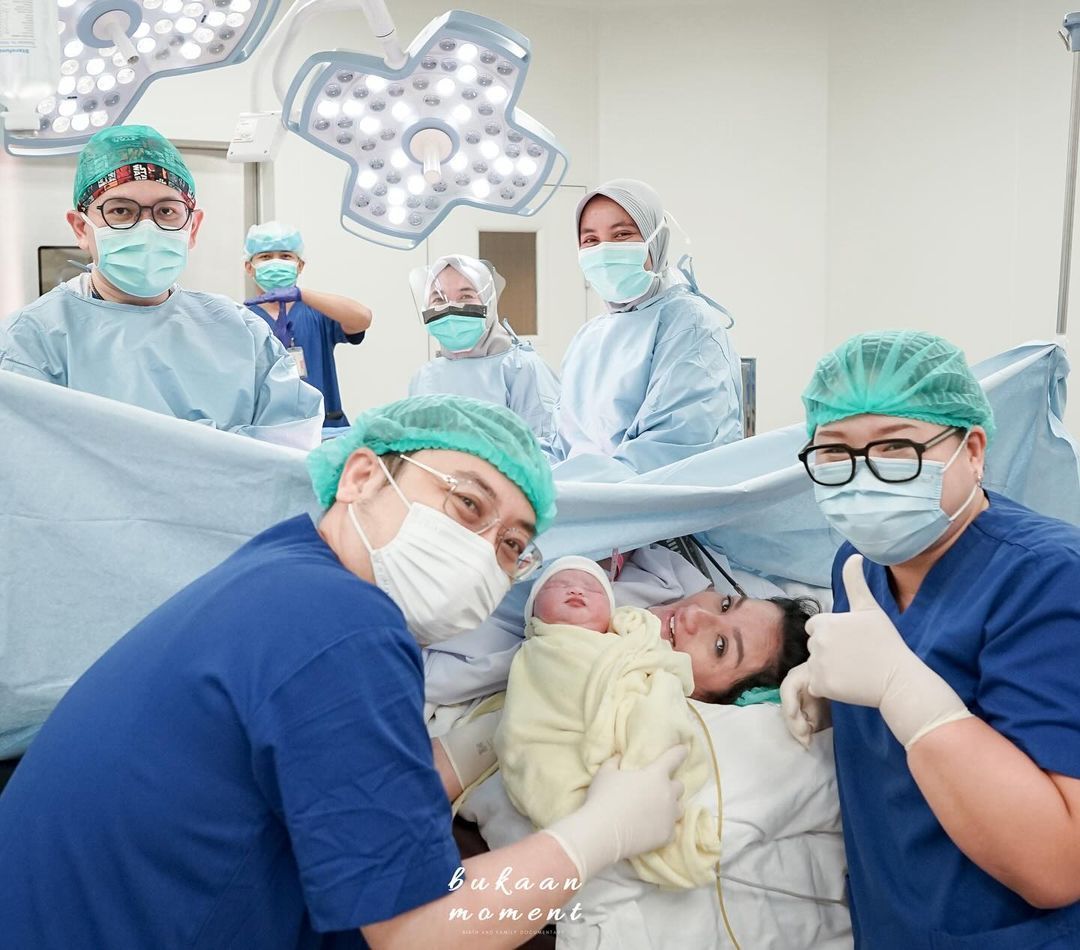Potret Manis Claradevi Melahirkan Puteri Keduanya, Selamat! - Berita Terbaru