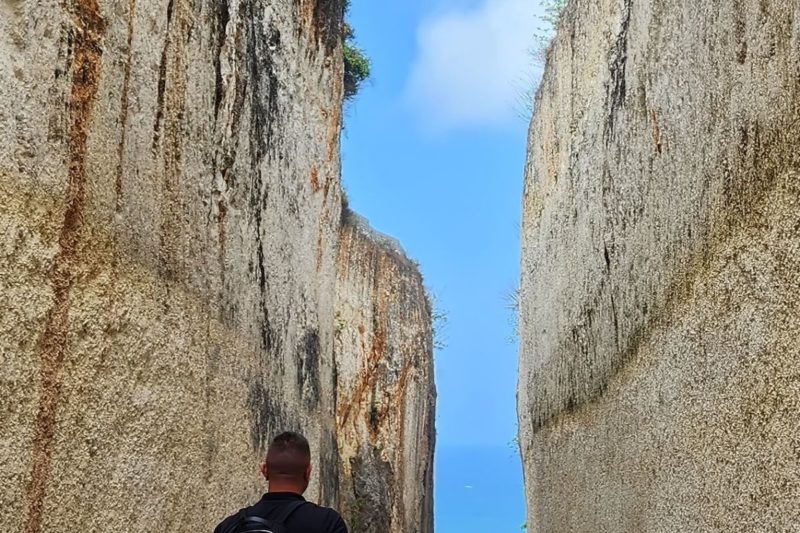 Pria 55 Tahun Terjebak di Tebing Pantai Pandawa Berjam-jam, Tim SAR Bertindak