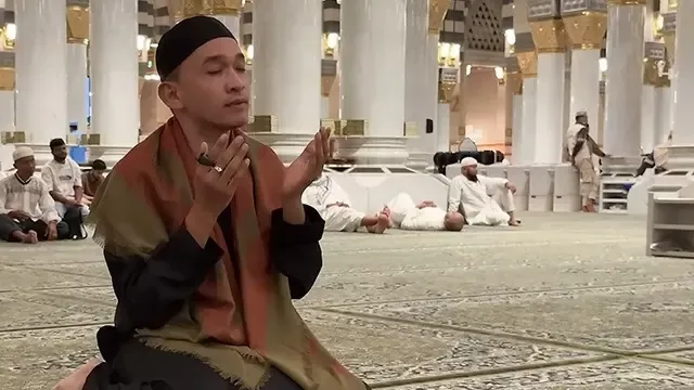 7 Potret Ruben Onsu Ibadah Umrah, Belajar Mengaji di Masjid Nabawi
