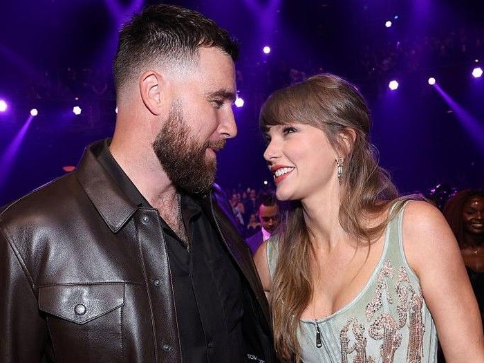 Adam Sandler Pimpin Upacara Pernikahan Taylor Swift dan Travis Kelce, Acara Mewah Berlangsung 10 Jam