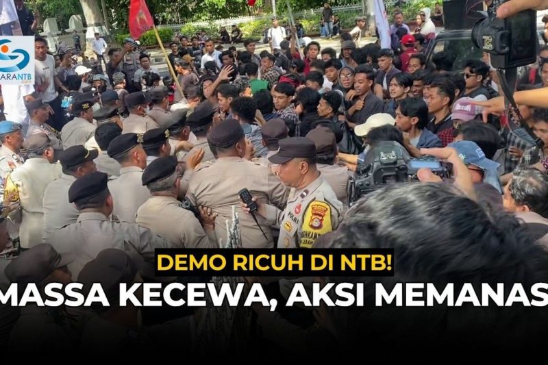 Demo di Kejagung Ricuh! Massa Bakar Ban Hingga Saling Dorong dengan Polisi