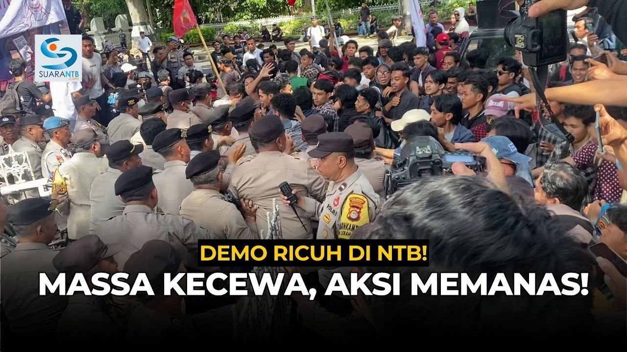 Demo di Kejagung Ricuh! Massa Bakar Ban Hingga Saling Dorong dengan Polisi