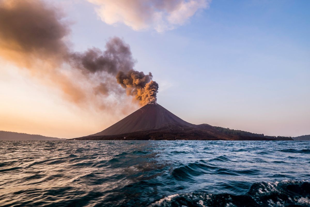 Gunung Anak Krakatau Erupsi: Apakah Berbahaya dan Bagaimana Sejarah Letusan dari Era Hindia Belanda?