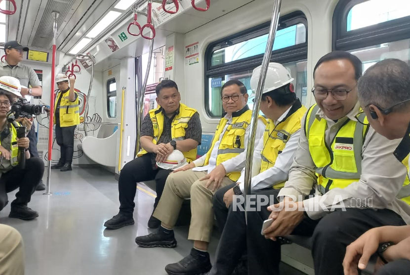 Jajal LRT Jakarta fase 1B, Pramono: Bulan depan diresmikan presiden, Integrasi Tiket MRT, LRT, dan Transjakarta Disiapkan