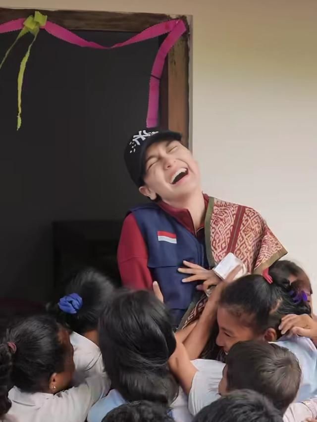 Luna Maya Wujudkan Mimpi Anak di NTT dengan Bangun Gedung Sekolah Baru