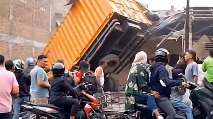 Mengerikan! Kecelakaan truk tabrak 7 mobil di Deli Serdang, 2 orang tewas | KOMPAS PETANG [titlebase] - Tabrakan Beruntun di Sibolangit Tewaskan 4 Orang