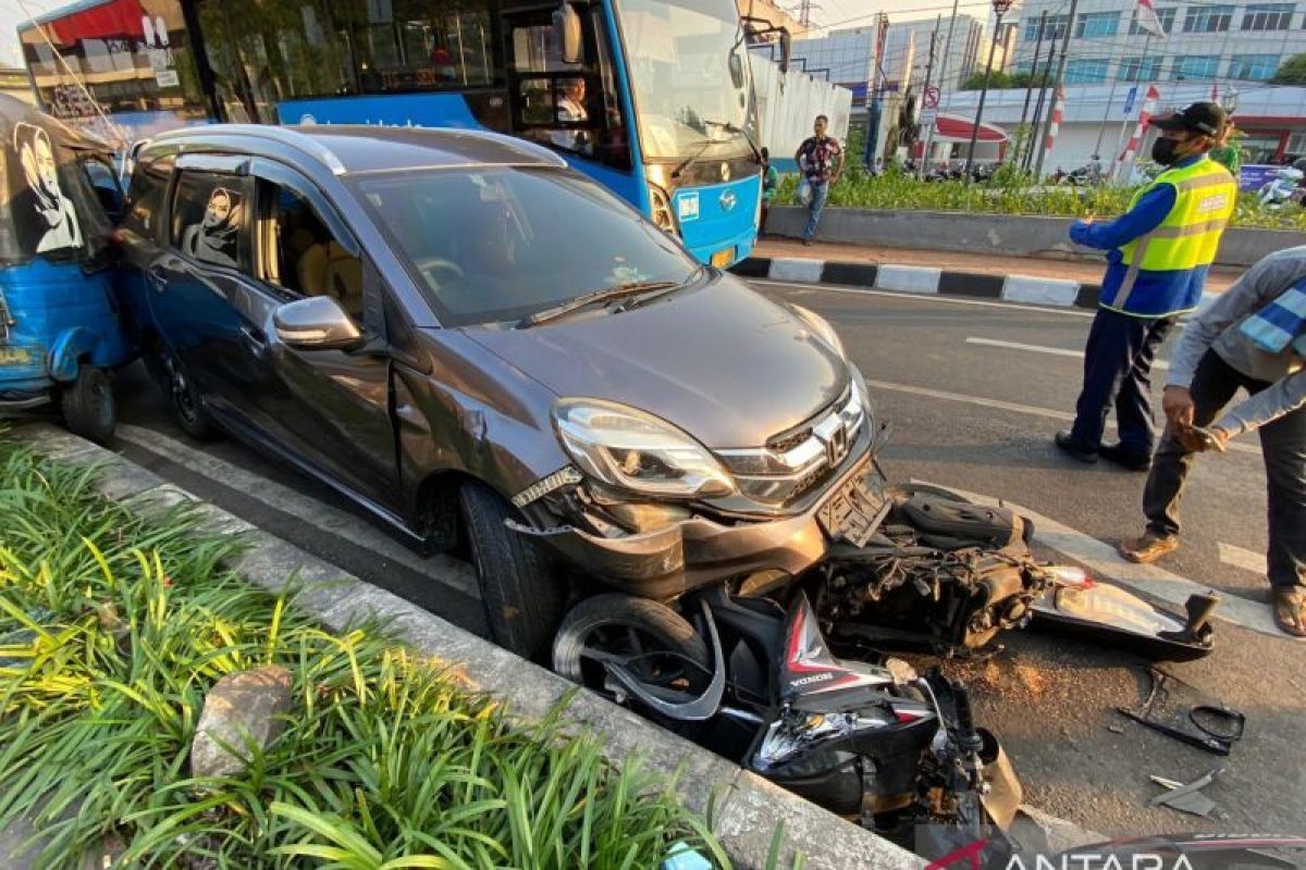 Mobil Maung Kecelakaan di Tol Dalam Kota, Tiang Sampai Ambruk: Kronologi dan Dampak