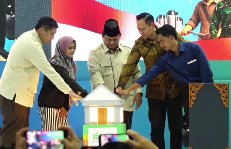 Prabowo Subianto: Pidato di Akad Rumah Subsidi, Menyinggung Prestasi India dan Soroti Sungai Penuh Sampah