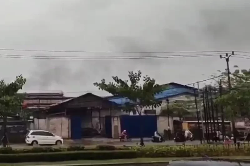 Terbakarnya TPA Jatiwaringin Tangerang: Asap Pekat Mengganggu Aktivitas Warga