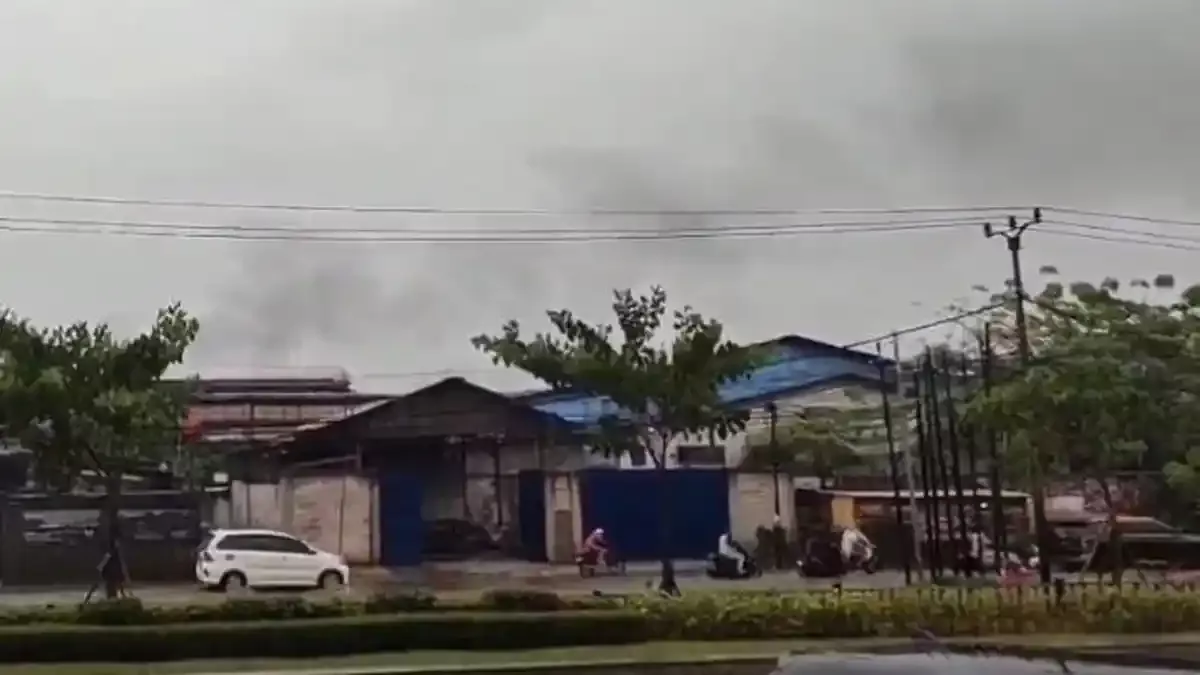 Terbakarnya TPA Jatiwaringin Tangerang: Asap Pekat Mengganggu Aktivitas Warga