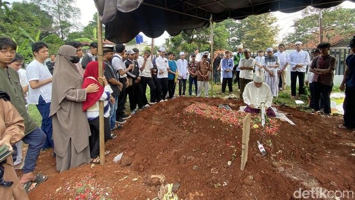 Terduga Pencuri Ayam Tewas Dikeroyok di Bali, Tangis Anak Iringi Pemakaman, Keluarga Pilih Ikhlas