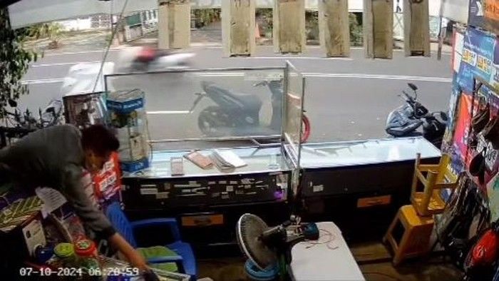 Terekam CCTV, Aksi Maling Konter HP Sukoharjo Jalan di Atas Etalase Sambil Cari Barang Berharga, Polisi Segera Menyelidiki