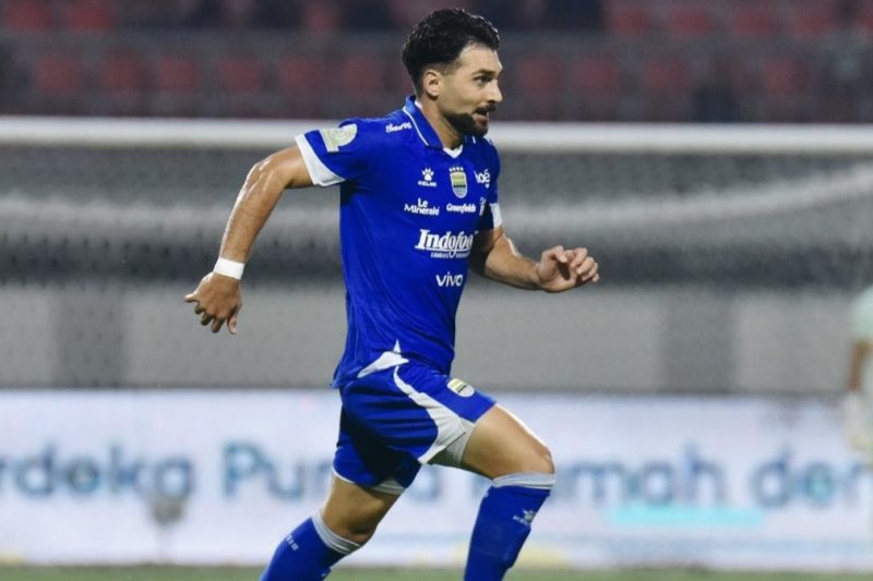 Terungkap! Pelatih Persib Bandung Berusaha Menahan Frans Putros, Tetapi Gagal