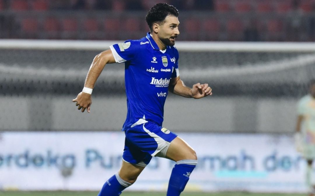 Terungkap! Pelatih Persib Bandung Berusaha Menahan Frans Putros, Tetapi Gagal