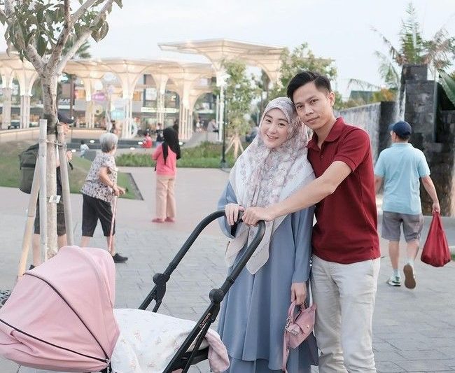 Unggahan Ikram Rosadi Bareng Anak di Tengah Proses Cerai dengan Larissa Chou Jadi Sorotan