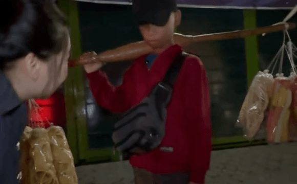 "Banggain Orang Tua": Ketika Usia 12 Tahun, Muslim Maulana Pilih Jual Kerupuk Demi Keluarga